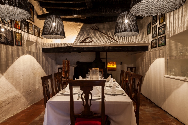 Обеденный стол со стульями ресторана El Carnicero в Испании