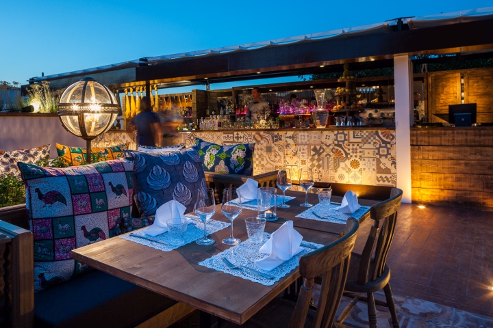 Столик и мягкий уголок на террасе ресторана El Carnicero в Испании