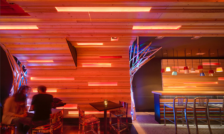 Разноцветная стеновая панель из дерева в ресторане