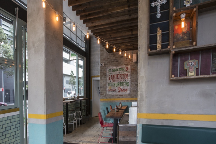 Сочетания бетона, кирпича и дерева в оформлении поверхностей в мексиканском кафе