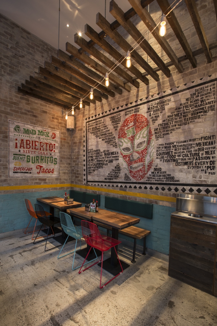 Деревянный потолок и кирпичная кладка на стене в мексиканском кафе