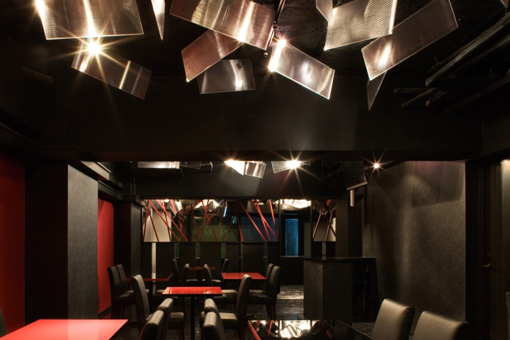 Осветительные элементы в ресторане Light Cave в Токио