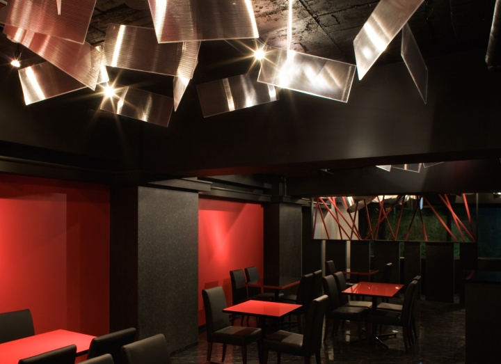 Черные стены в ресторане Light Cave в Токио