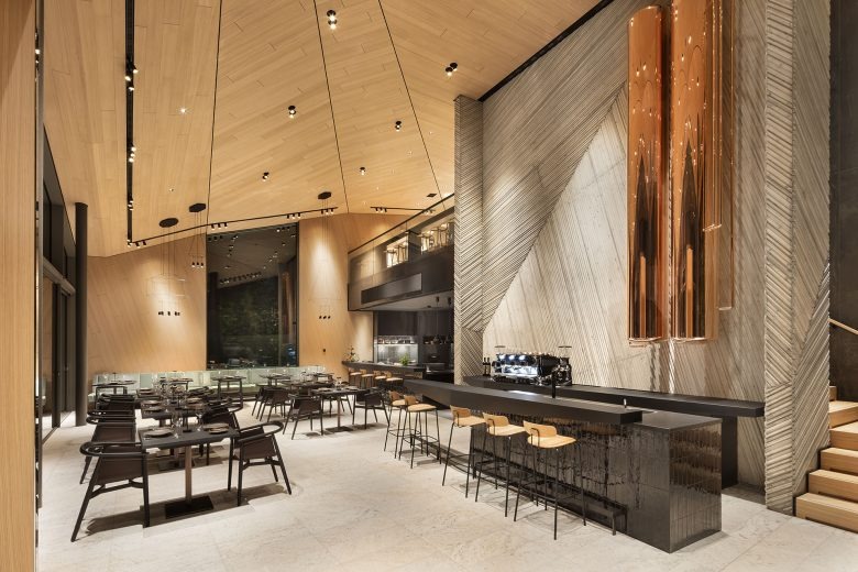 Ресторан с баром и медными подвесными элементами FOGO E ÁGUA at ALEA RESORT