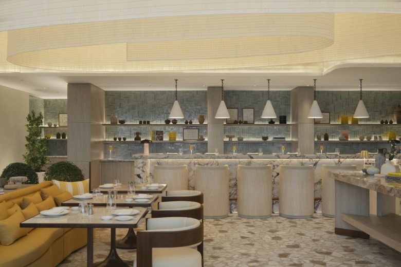 Ресторан с мягкими диванами и открытой кухней Delano Dubai hotel