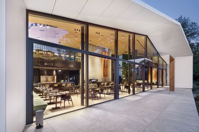 Ресторанный зал с панорамным остеклением вечером FOGO E ÁGUA at ALEA RESORT