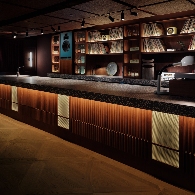 Ретро полки у стены The Kissaten bar