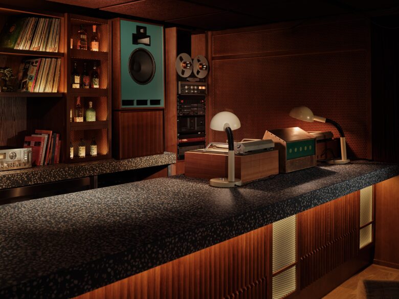 Ретро светильник на барной стойке The Kissaten bar