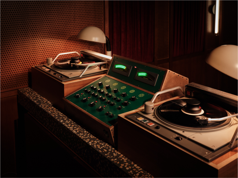 Ретро угол диджея The Kissaten bar