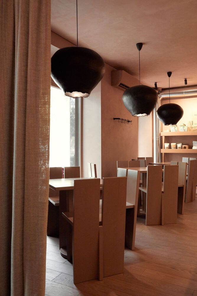 Ряд столов и стульев в зале кофейни Kofan Coffee Shop1