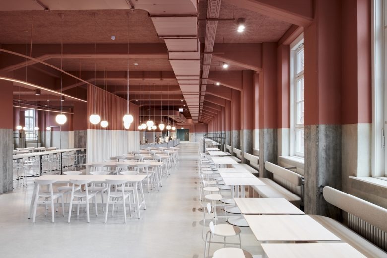 Ряд столов вдоль окон с естественным светом Hans & Werner