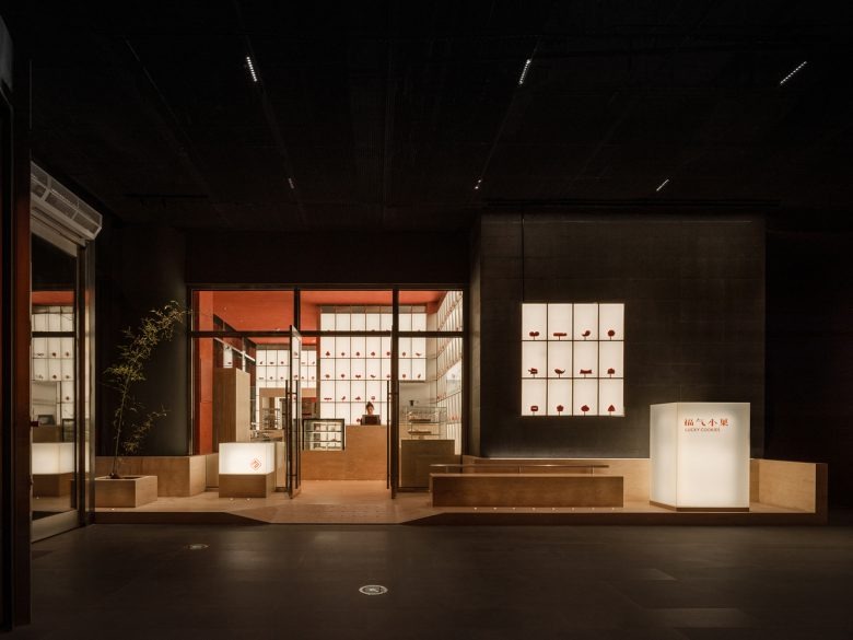 Широкий ночной фасад и входная зона Lucky Cookies Bakery