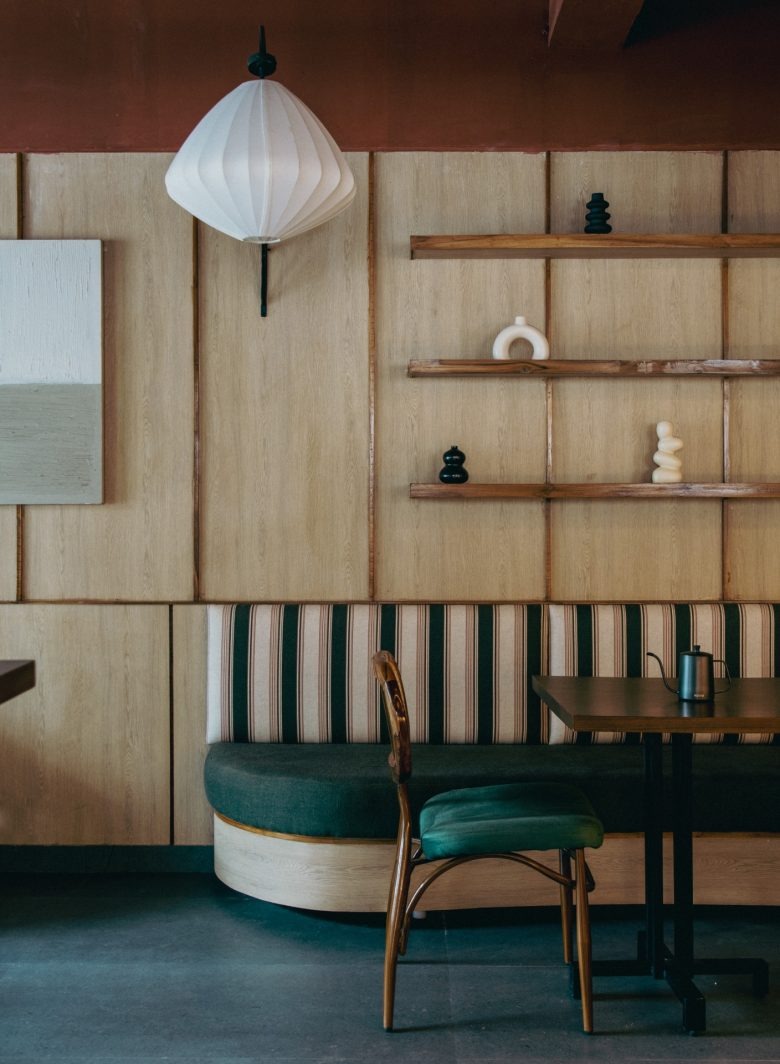 Сиденья вдоль стены с полками и декором Sidewalk Bakehouse and Cafe