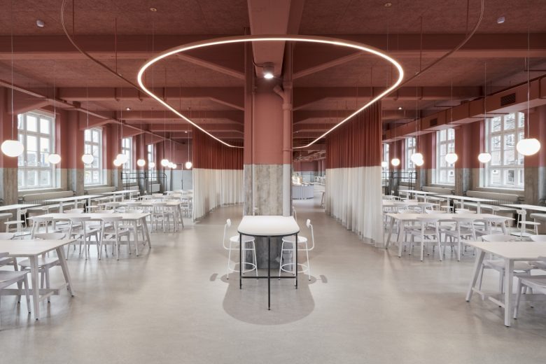 Симметричный вид зала с центральным столом и световой линией Hans & Werner