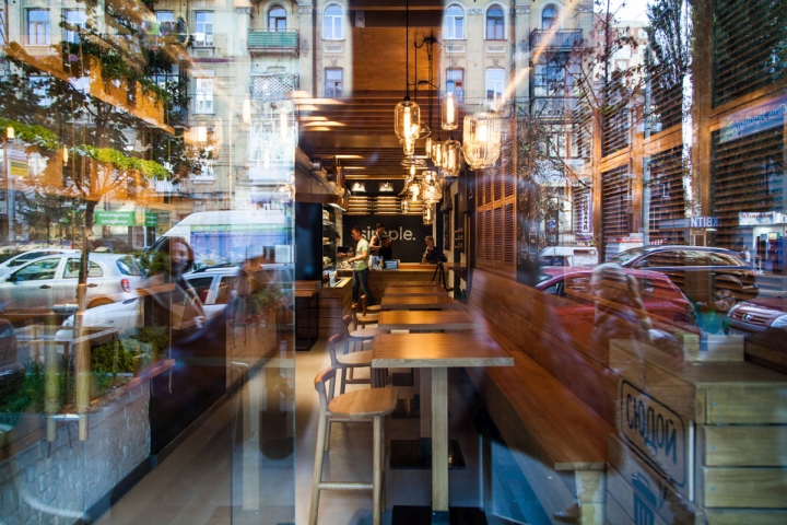 Деревянный интерьер ресторана в Киеве. Витрина