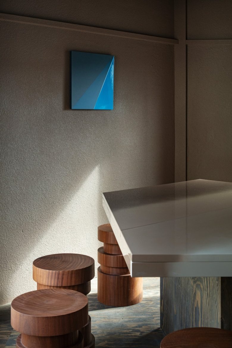 Синий арт объект над столом LIGHT UP COFFEE