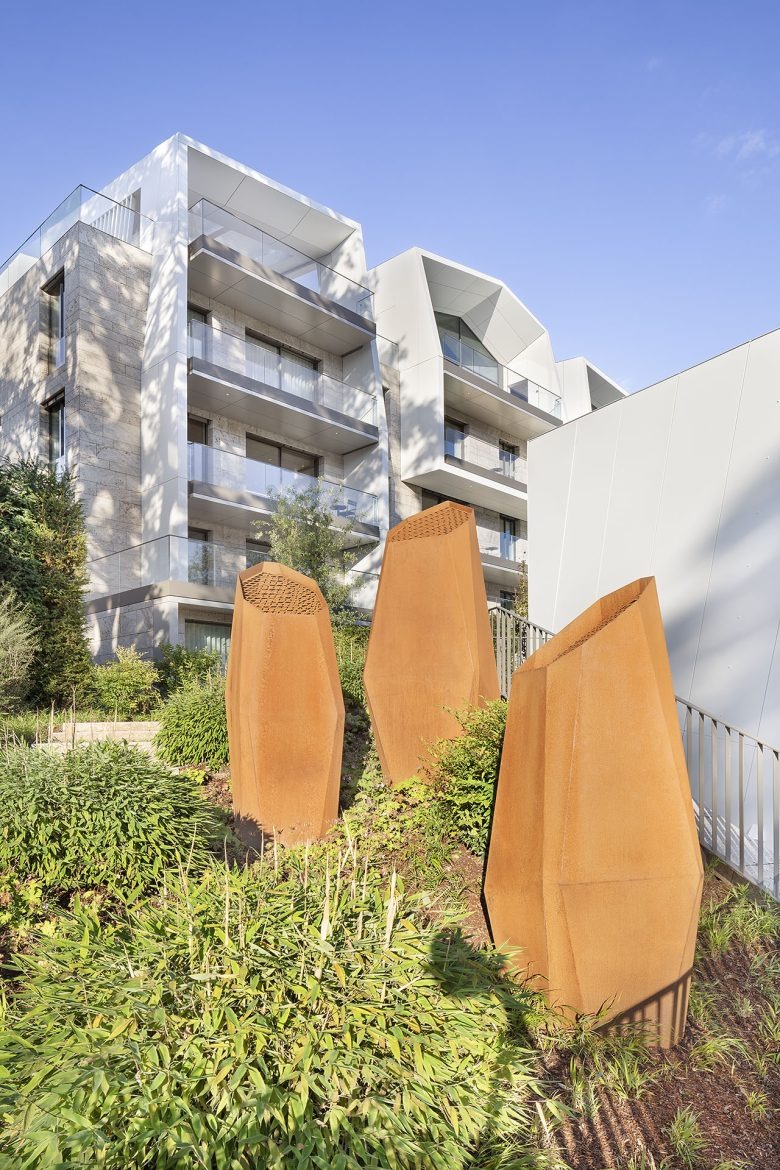 Скульптуры в ландшафте у фасада FOGO E ÁGUA at ALEA RESORT