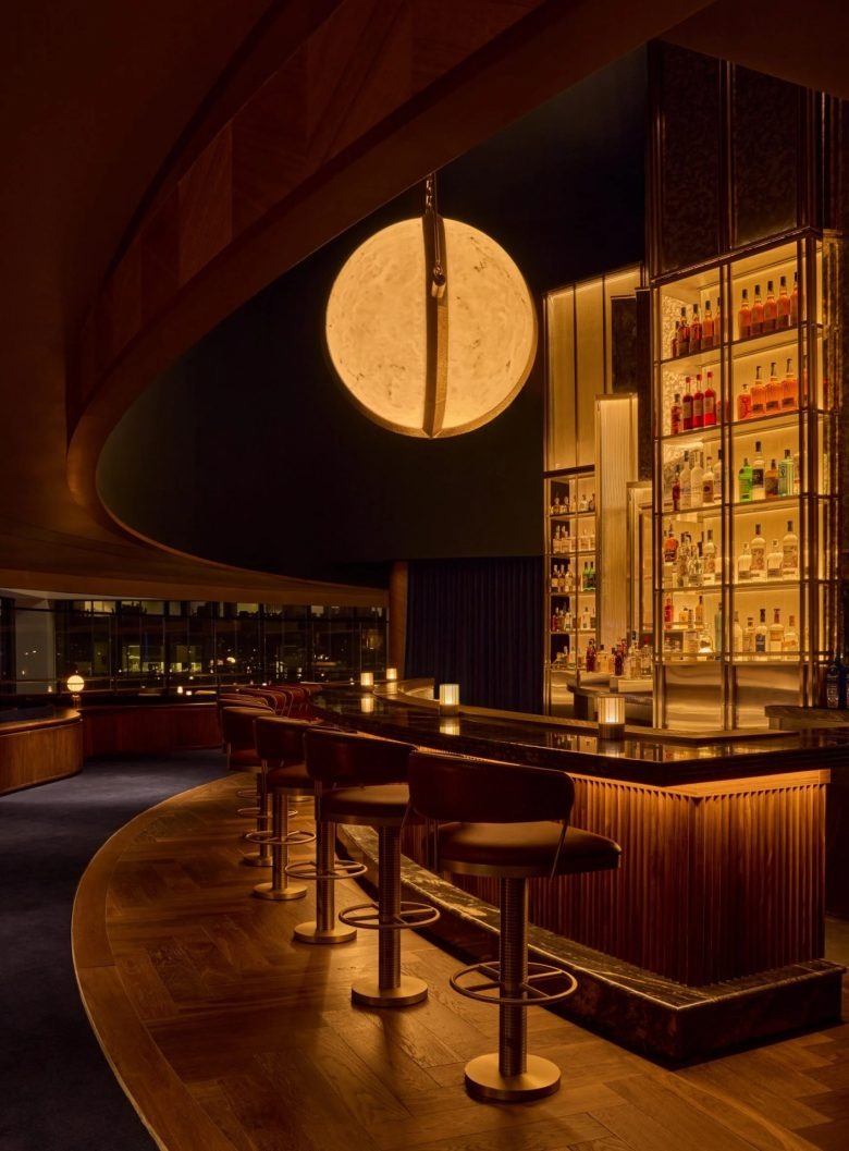 Стеклянная витрина с напитками у барной стойки The View restaurant