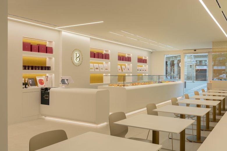 Стеклянные витрины с продукцией HIMACS sets the perfect scene