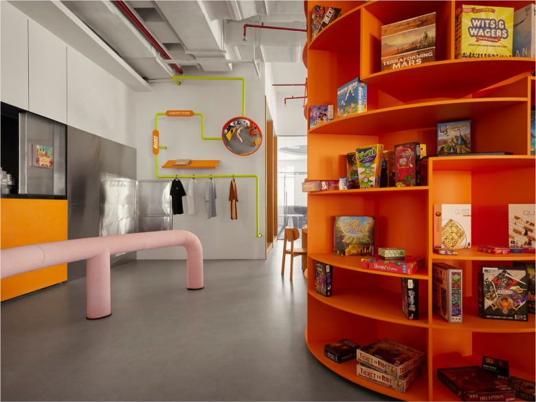 Стеллаж с настольными играми и зона с одеждой RACKS café