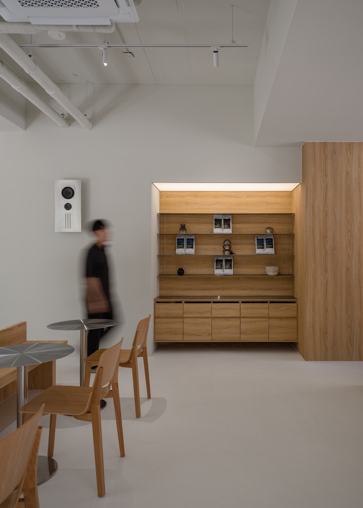 Стеллаж с продукцией и деревянной отделкой Prompt Café