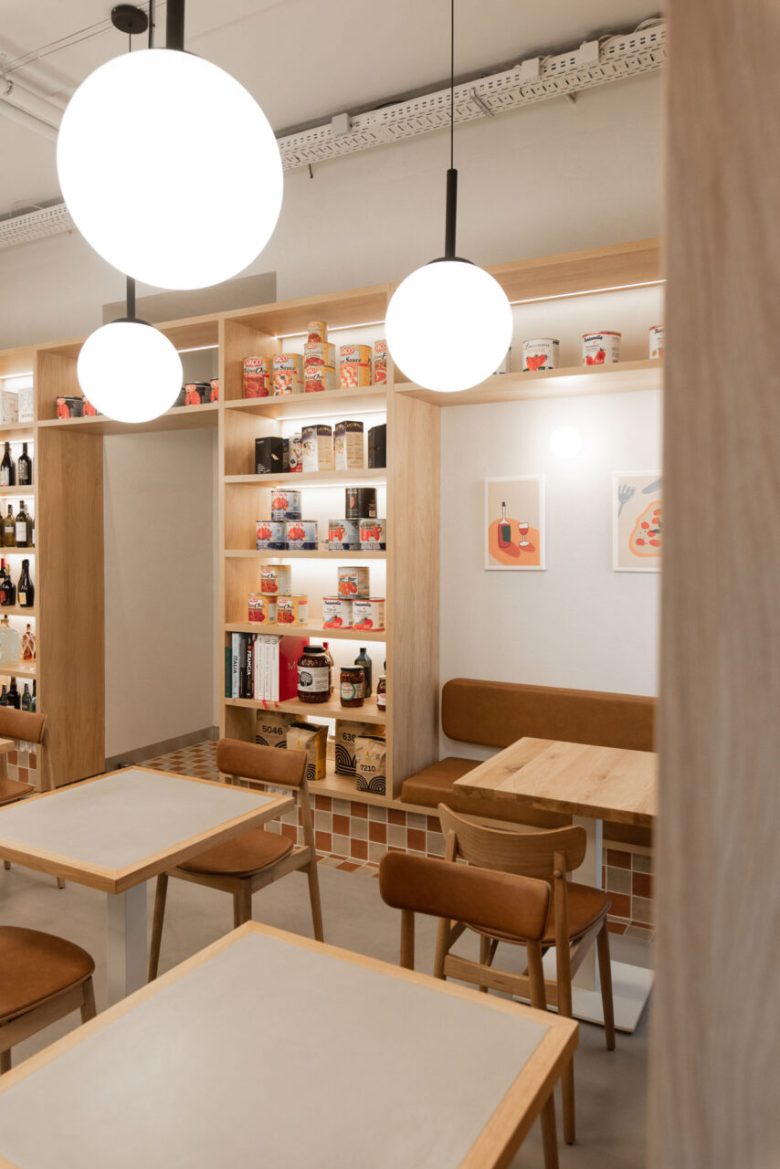 Стеллажи с продуктами Pizza Academy Bidfood