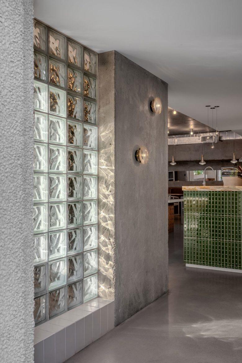 Стена из стеклоблоков и бетонная перегородка union bistro