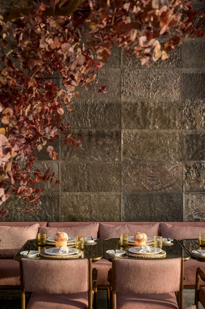 Стена из стеклянных блоков с декором Lucida Restaurant and Bar