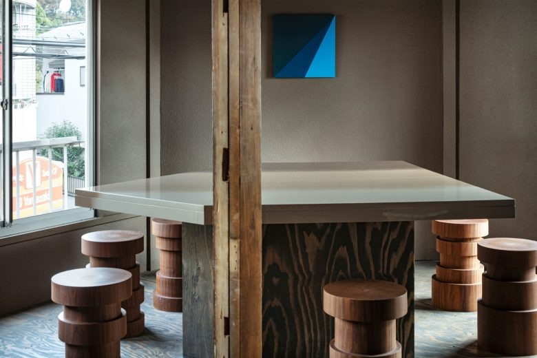 Стол и деревянные табуреты у окна LIGHT UP COFFEE