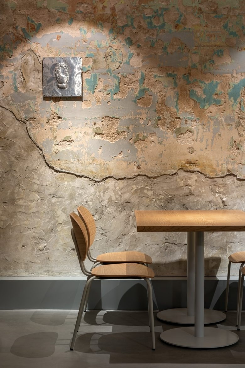 Стол у фактурной стены Māsa