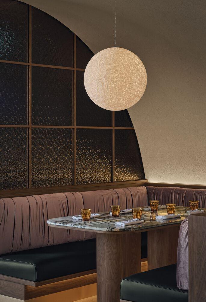 Стол у окна с декоративным освещением Hayat Restaurant