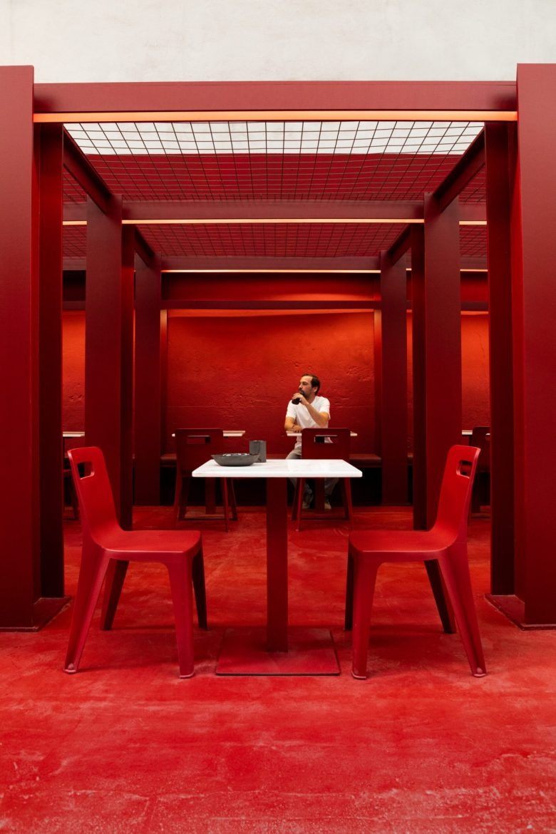 Стол в красной нише Vibra Caffé + Concept Store