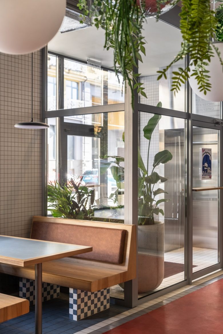 Столик у окна NUNU Hamburger