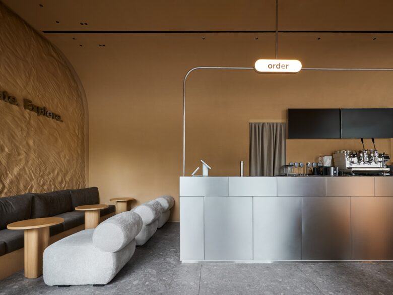 Столики и барная стойка PIMS café