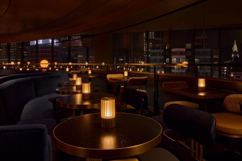 Столики у полукруглого мягкого дивана The View restaurant