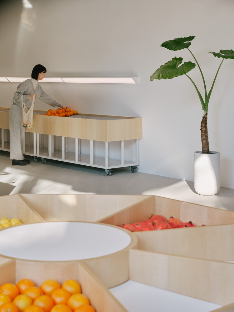 Столы-витрины на колесиках у стены OZBE Café