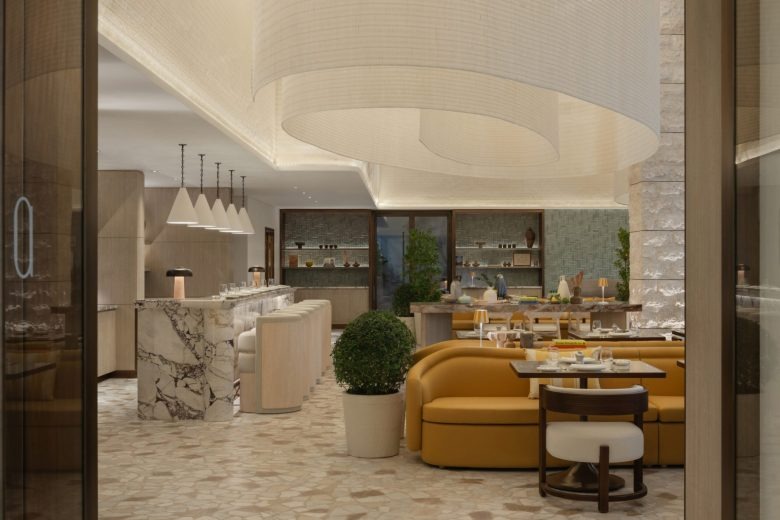Светлый ресторан с барной стойкой Delano Dubai hotel