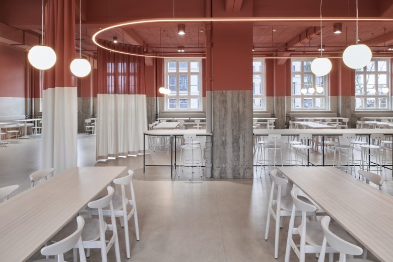 Центральная зона с колоннами и круговым светильником Hans & Werner