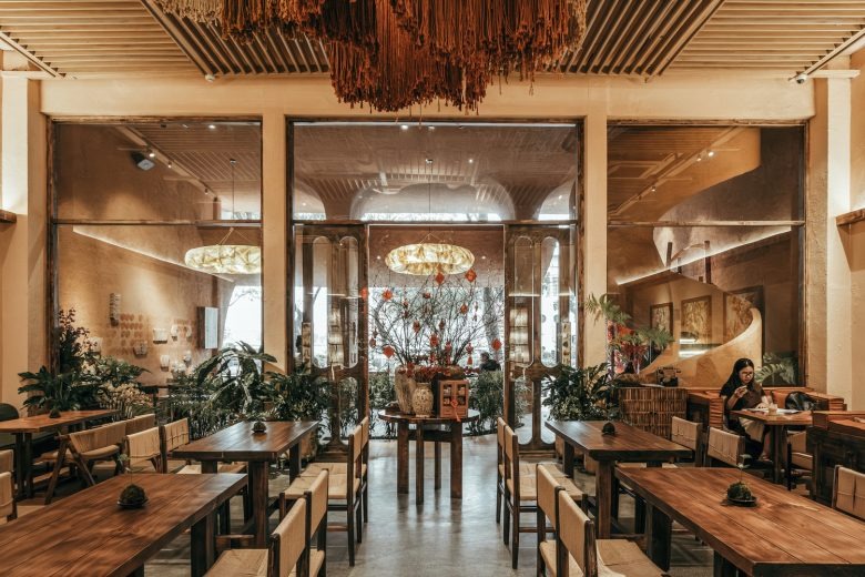 Центральный вход и симметричный зал ThiLa Bistro & Café