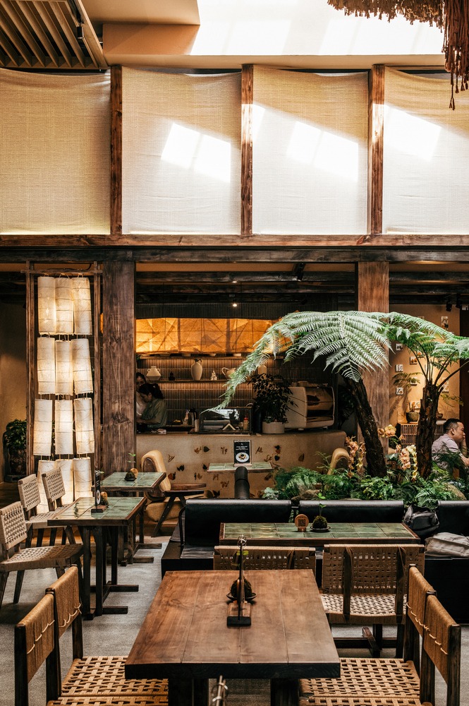 Общий вид зала с деревянными столами ThiLa Bistro & Café