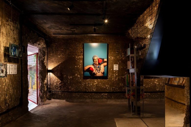 Темный зал с арт объектом Vibra Caffé + Concept Store