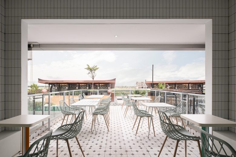 Терраса кафе с мебелью TATER TRADER