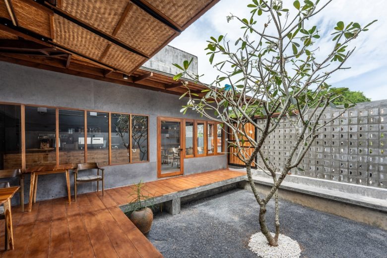 Терраса с деревом Bun Pastry & Beverages