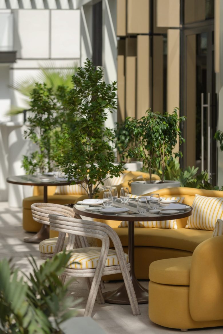 Терраса с растениями и мягкими креслами Delano Dubai hotel