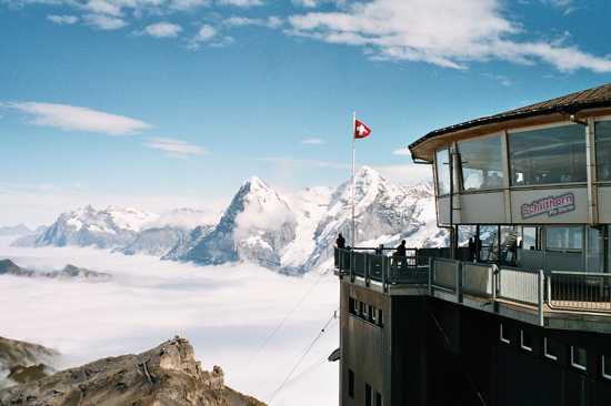 Вид на горы из ресторана Bond