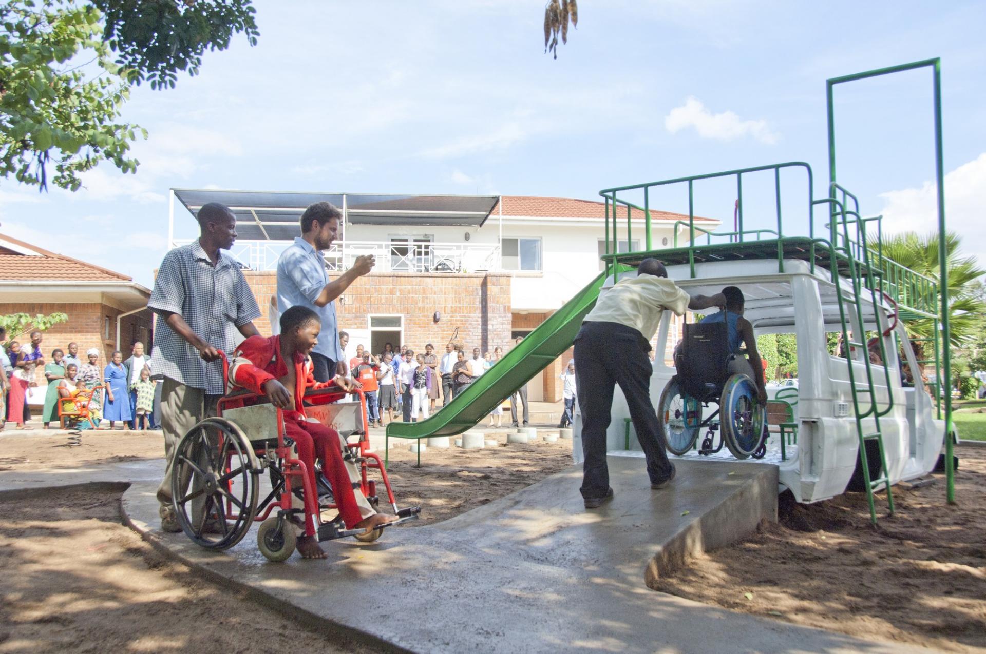 Дети инвалиды на детской площадке