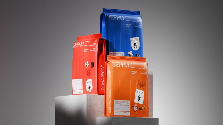 Три упаковки зернового кофе на подиуме ZERNO Coffee beans
