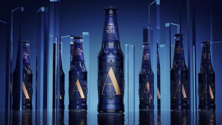 много бутылок Tsingtao Augerta Beer