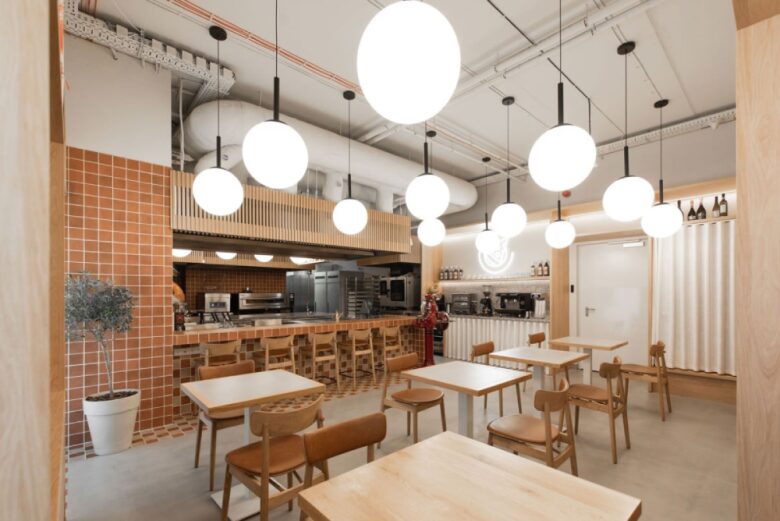 Учебное пространство Pizza Academy Bidfood с обеденными столами