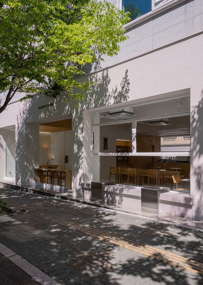 Угловой фасад с входом и витринными окнами Prompt Café